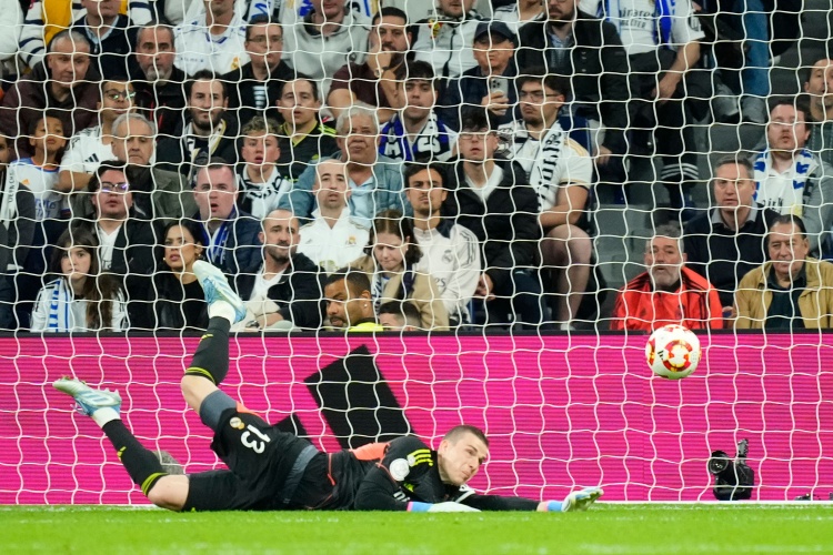 世界杯高清观看-记者：卢宁在对阵阿尔瓦塞特的比赛后感到小腿不适，预计缺阵一周